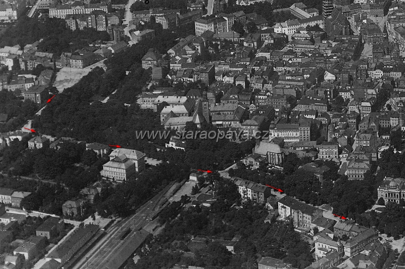 nadrokruh (18).jpg - Nádražní okruh (vyznačen červenýma šipkama) a okolí na letecké fotografii z roku 1925.